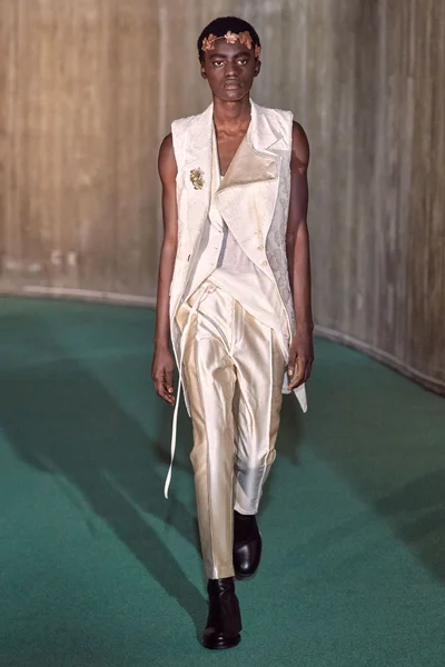 Look 19